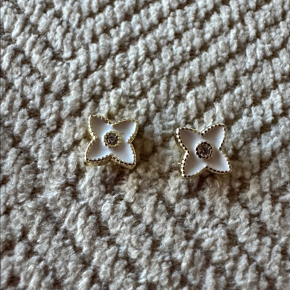 Four Clover elegant Cream Flower Post Earrings